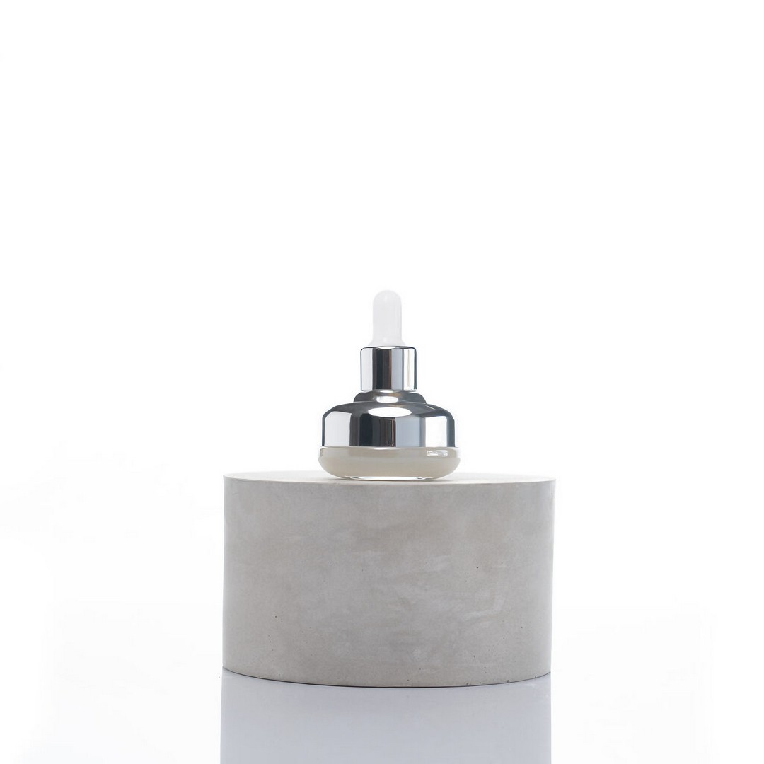 Eye-lifting serum from Kyklos in a small luxury silver bottle of 20ml. Natural organic cosmetics for guests' skincare, exclusively from ENDEAVOR hotel cosmetics and toiletries.
